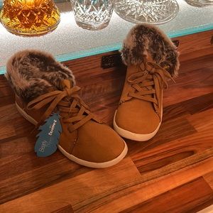 BNWT women's 8.5 Bear paw boots
